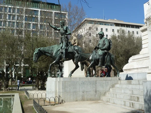 anıt - don quijote, sancho panza, miguel de cervantes