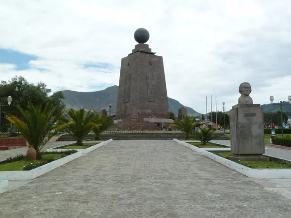 Ekvator monumentet i ecuador, mitad del mundo, inte långt från quito — Stockfoto