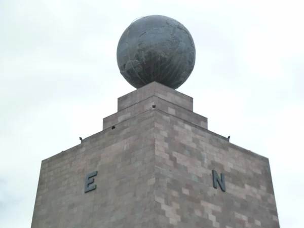 Ekvator monumentet i ecuador, mitad del mundo, inte långt från quito — Stockfoto