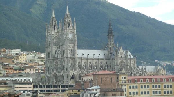 Basílica del Voto Nacional, Quito, Ecuador. Basílica del Voto Nacional. A veces también se le llama Catedral Consagración de Jesús o Basílica de San Juan. . — Foto de Stock