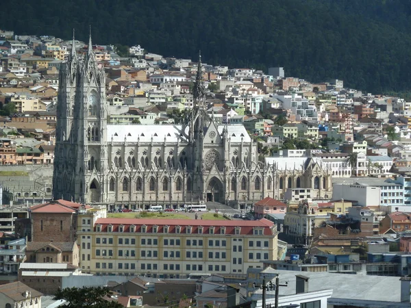The Basilica of the National Vow (Spanish: Basílica del Voto Nacional), Quito, Ecuador. It is sometimes also called the Catedral Consagración de Jesús or the Basílica de San Juan. — 图库照片