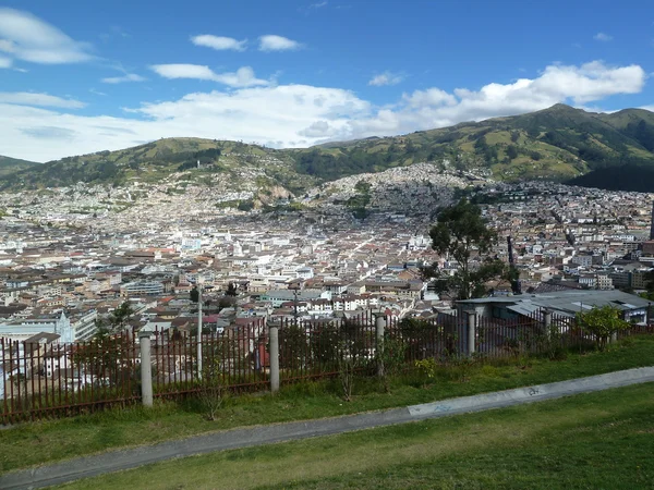 Panoramiczny widok z quito, Ekwador — Zdjęcie stockowe