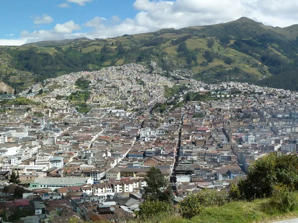 Panoramautsikt över quito, ecuador — Stockfoto