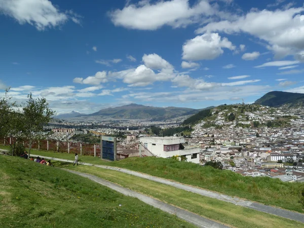 Panoramablick auf quito, ecuador — Stockfoto