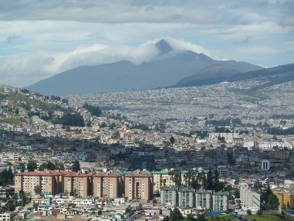 Panoramablick auf quito, ecuador — Stockfoto