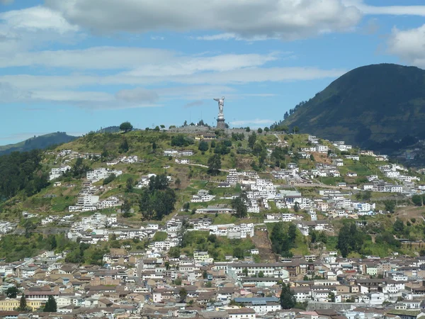 Estatua de la Virgen del Panecillo en Quito, Ecuador. Punto de vista de Quito . —  Fotos de Stock