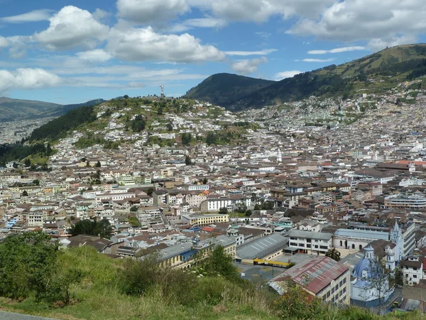 Panoramablick auf quito, ecuador — Stockfoto