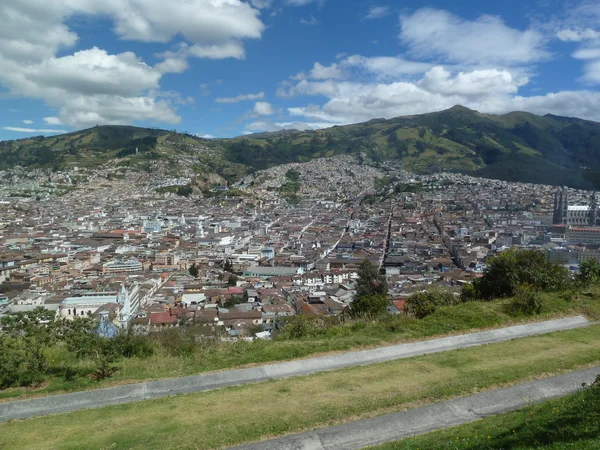 Panoramautsikt över quito, ecuador — Stockfoto