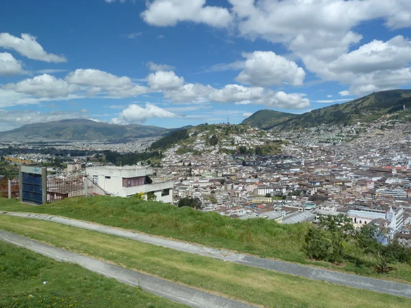 Panoramablick auf quito, ecuador — Stockfoto