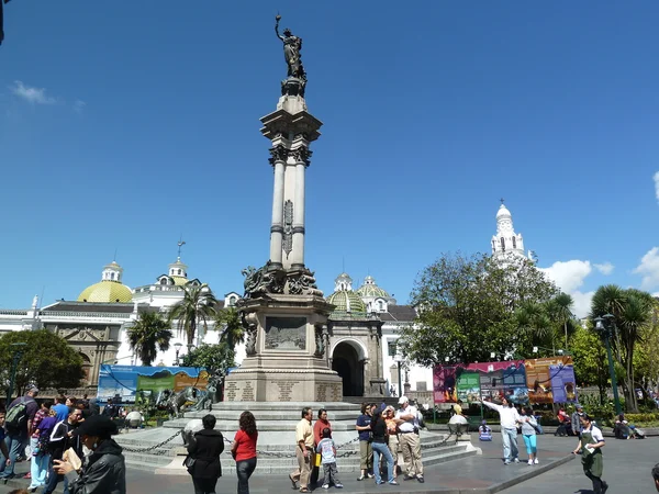 Das denkmal auf dem hauptplatz (plaza grande) in quito, ecuador — Stockfoto