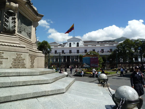Het grote plein (plaza grande) in quito, ecuador met de kathedraal en het paleis van de Voorzitter — Stockfoto