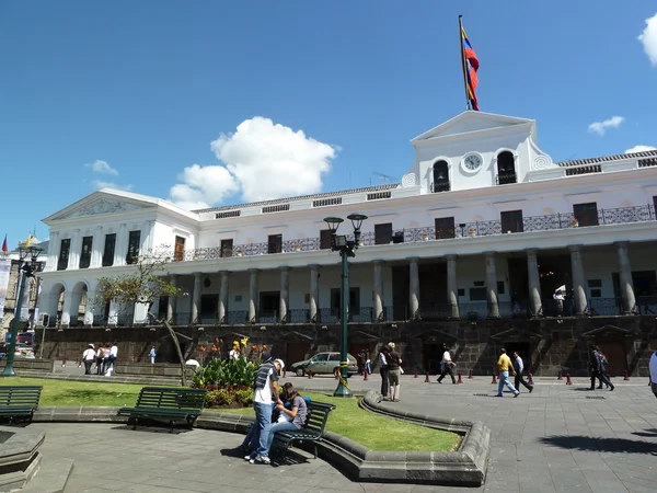 The Main Square (Plaza Grande) in Quito, Ecuador with the Cathedral and the President Palace — Stock Photo, Image