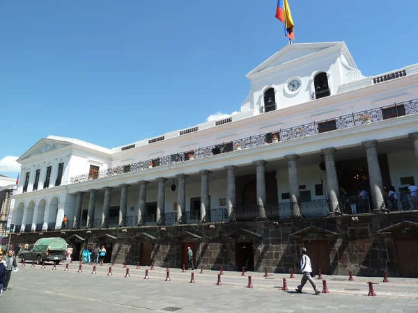 主广场 (广场 grande) 在基多、 厄瓜多尔总统宫殿与大教堂 — 图库照片