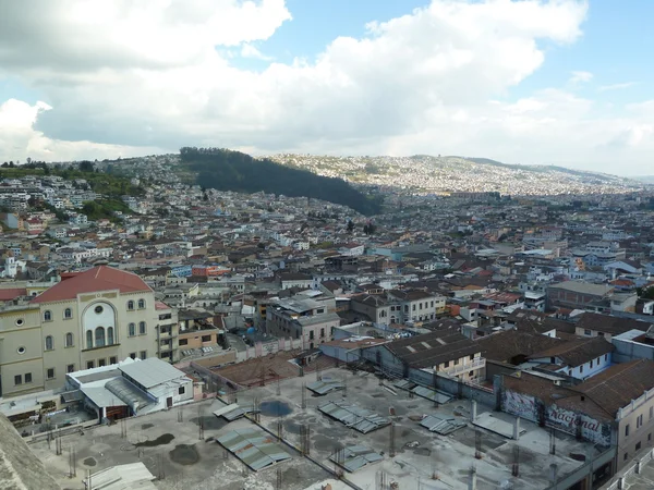 Panoramautsikt över quito, ecuador — Stockfoto
