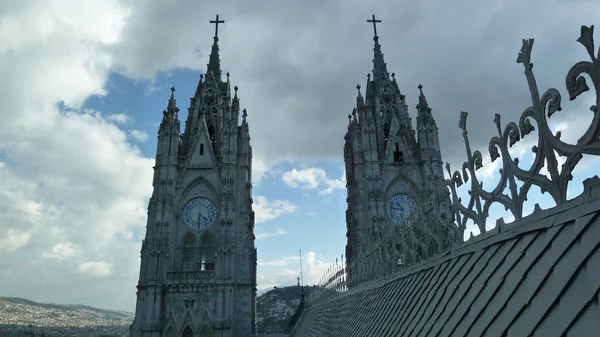 A Basílica do Voto Nacional (em espanhol: Basílica del Voto Nacional), Quito, Equador. Às vezes também é chamado de Catedral Consagración de Jesús ou Basílica de San Juan. . — Fotografia de Stock