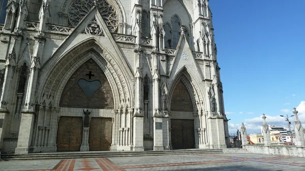 The Basilica of the National Vow (Spanish: Basílica del Voto Nacional), Quito, Ecuador. It is sometimes also called the Catedral Consagración de Jesús or the Basílica de San Juan. — Stockfoto