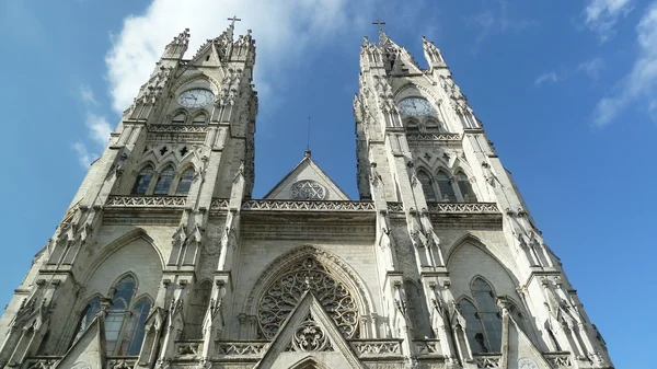 Basílica del Voto Nacional, Quito, Ecuador. Basílica del Voto Nacional. A veces también se le llama Catedral Consagración de Jesús o Basílica de San Juan. . — Foto de Stock