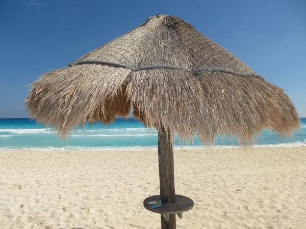 Un paraguas de palmera (sombrilla) en la playa. Mar de Carribean. Cancún. México. . Imágenes De Stock Sin Royalties Gratis