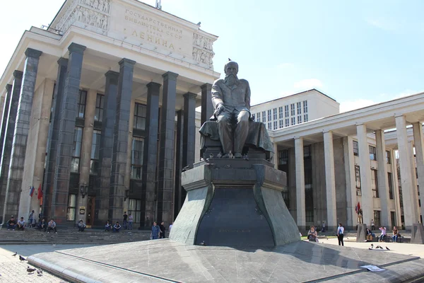 Fjodor Dostojevski monument in Moskou, Rusland — Stockfoto