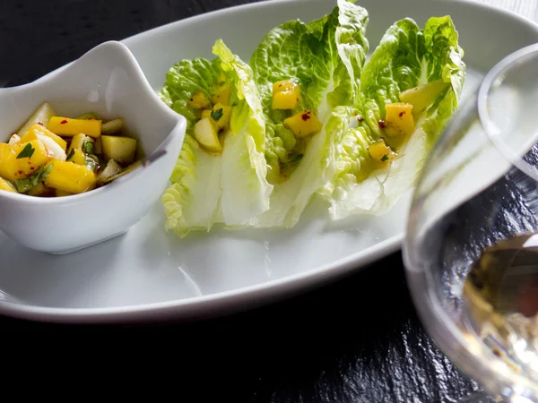 Romaine sla met apple mango vinaigrette — Stockfoto