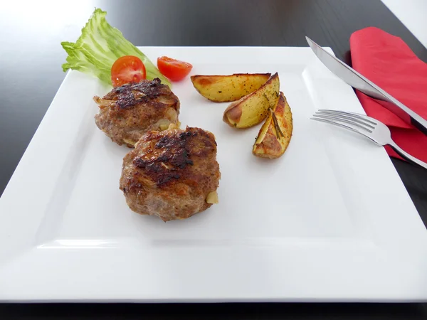 Albóndigas con patatas de romero —  Fotos de Stock