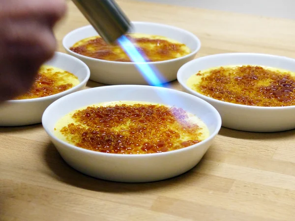 Caraméliser crème brulée — Photo