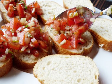 Bruschetta domates ve soğan ile