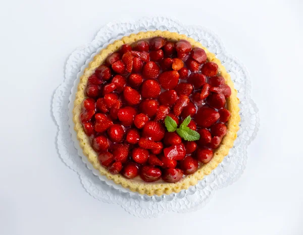 Gâteau aux fraises coupé — Photo