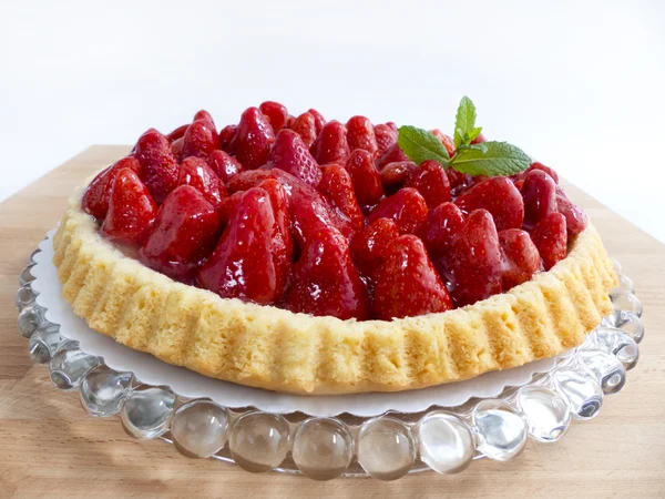 Gâteau aux fraises sur planche en bois — Photo