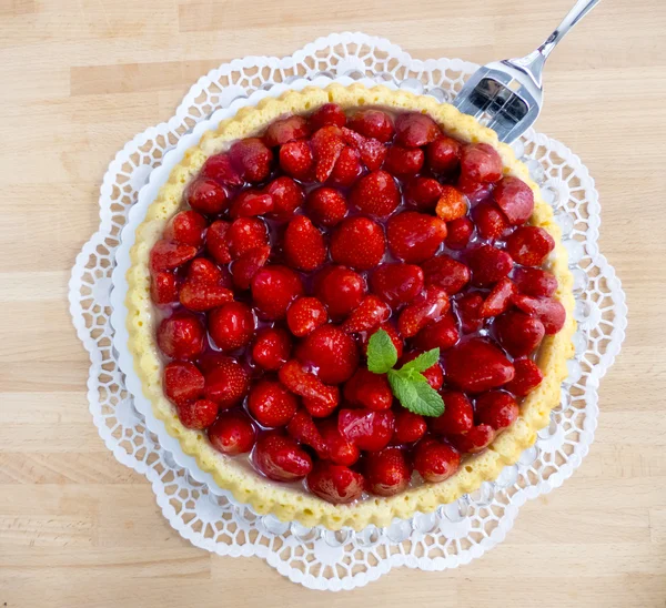 Gâteau aux fraises sur planche en bois — Photo
