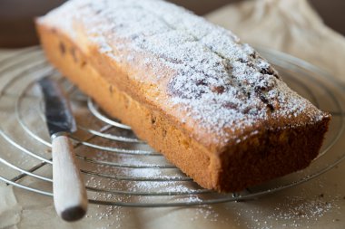 Mermer kek üzerine uygulanan pudra şekeri