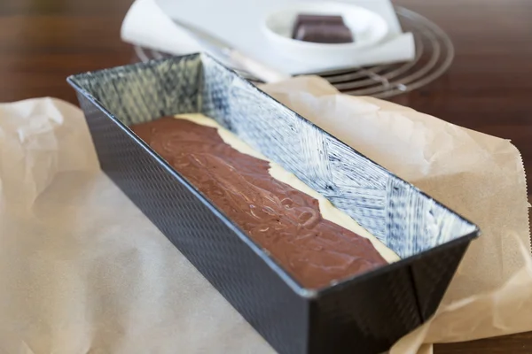 Сковородка с тестом для торта и шоколадом — стоковое фото