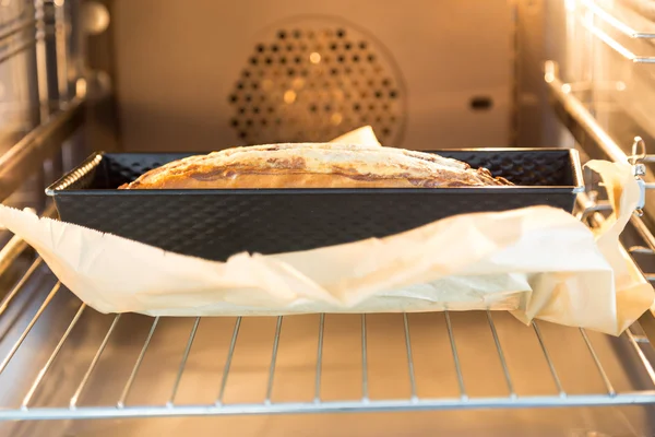 Marble cake in the oven — Stock Photo, Image