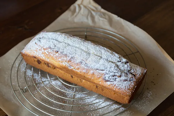 Сахарная пудра, нанесенная на мраморный торт — стоковое фото