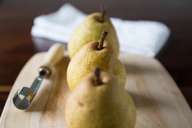 ahşap tahta üzerinde armut