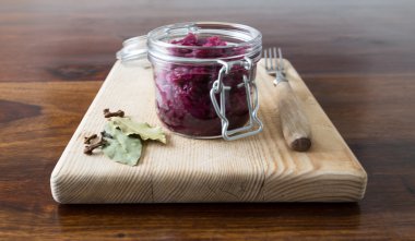 kavanozun içinde kırmızı lahana