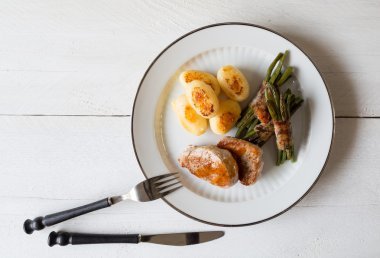 domuz eti madalyon patates ve fasulye ile