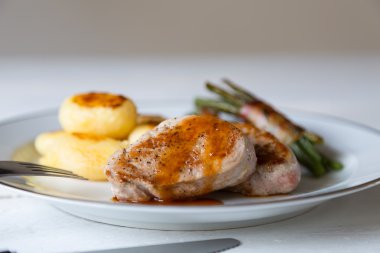 domuz eti madalyon patates ve fasulye ile