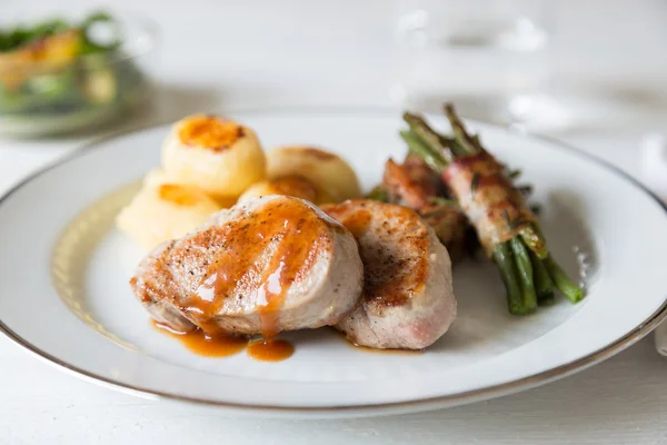 Fläskfilé medaljonger med potatis och bönor — Stockfoto