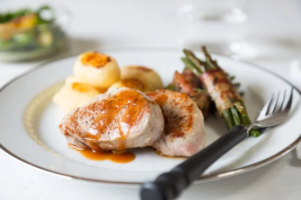 Fläskfilé medaljonger med potatis och bönor — Stockfoto