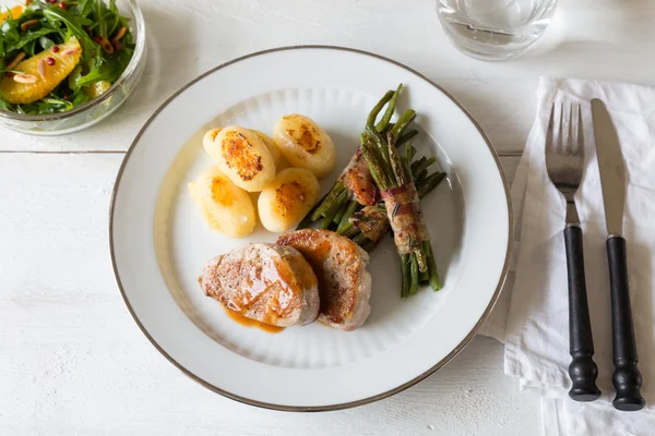 Varkensvlees medaillons met aardappelen en bonen — Stockfoto