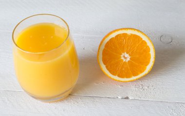 cam ve turuncu portakal suyu