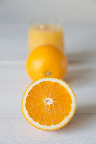 Jus d'orange en verre et orange — Photo