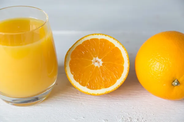 Cam ve turuncu portakal suyu — Stok fotoğraf