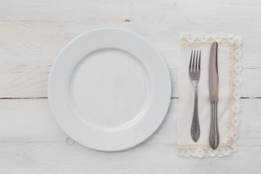 Beyaz tabaklar ve hafif ahşap gümüş