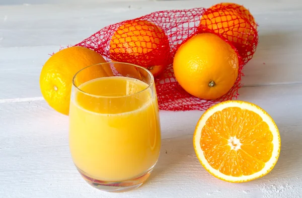 Jus d'orange en verre et orange — Photo