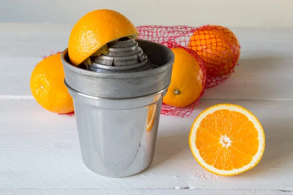 Meyve sıkacağı ve turuncu — Stok fotoğraf
