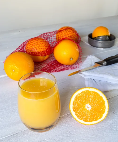 Jus d'orange en verre et orange — Photo