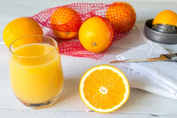 Jus d'orange en verre et orange — Photo