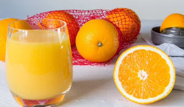 Jus d'orange en verre et orange — Photo